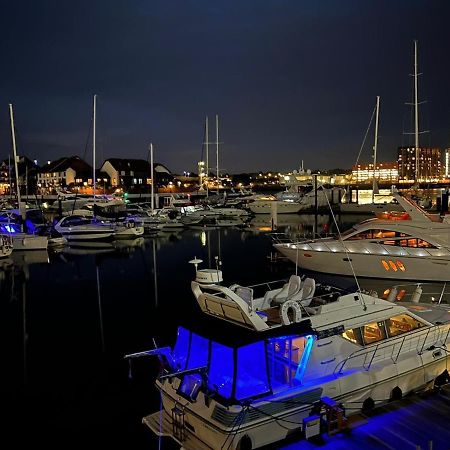 Luxury 40 Foot Yacht On 5 Star Ocean Village Marina Southampton - Minutes Away From City Centre And Cruise Terminals - Free Parking Included Exterior foto