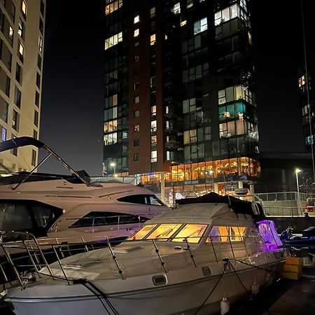 Luxury 40 Foot Yacht On 5 Star Ocean Village Marina Southampton - Minutes Away From City Centre And Cruise Terminals - Free Parking Included Exterior foto