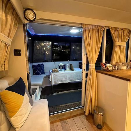 Luxury 40 Foot Yacht On 5 Star Ocean Village Marina Southampton - Minutes Away From City Centre And Cruise Terminals - Free Parking Included Exterior foto