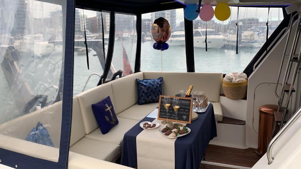 Luxury 40 Foot Yacht On 5 Star Ocean Village Marina Southampton - Minutes Away From City Centre And Cruise Terminals - Free Parking Included Exterior foto