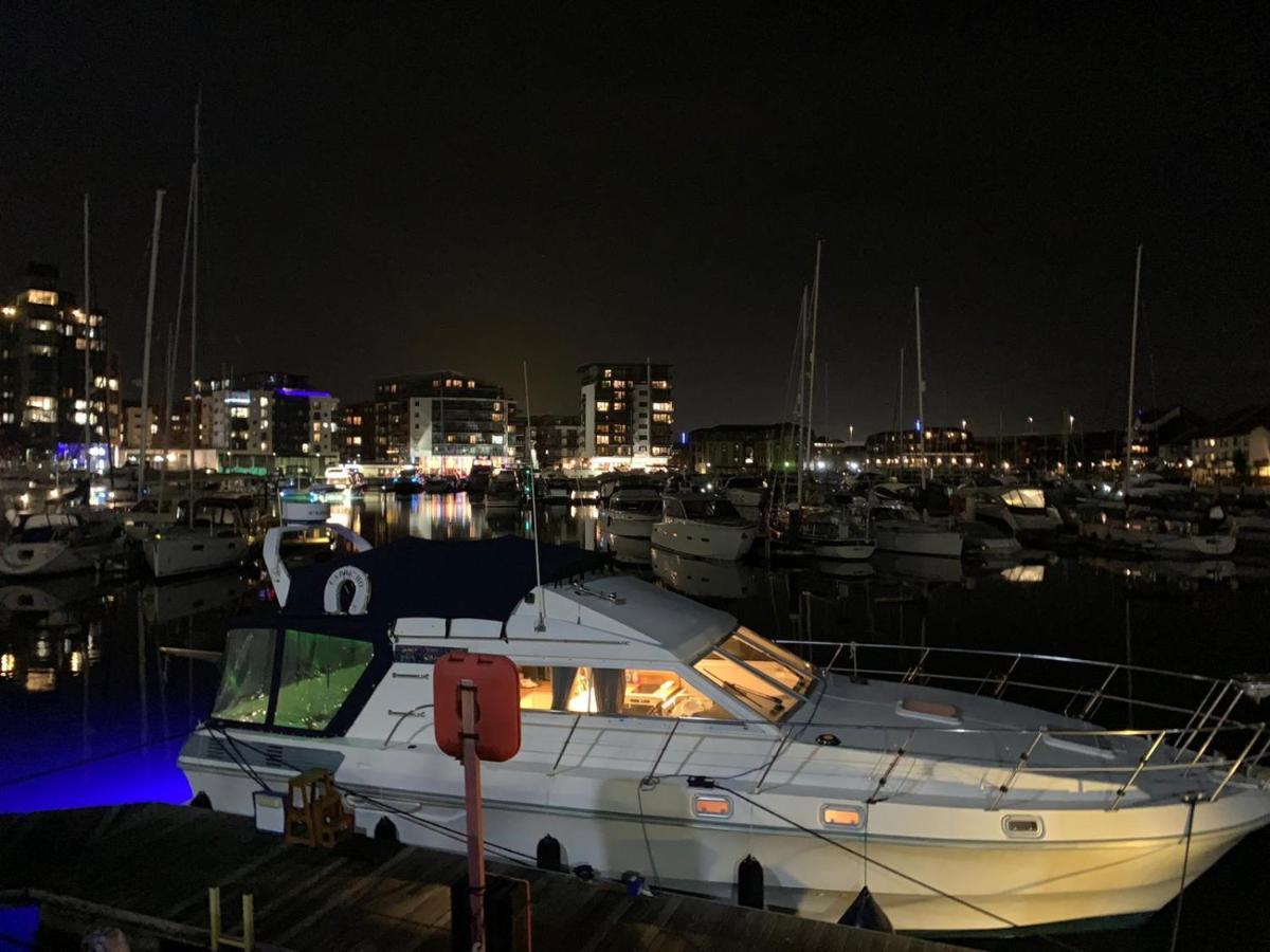 Luxury 40 Foot Yacht On 5 Star Ocean Village Marina Southampton - Minutes Away From City Centre And Cruise Terminals - Free Parking Included Exterior foto