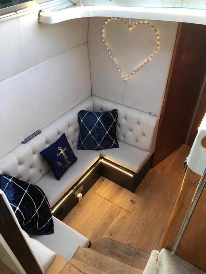 Luxury 40 Foot Yacht On 5 Star Ocean Village Marina Southampton - Minutes Away From City Centre And Cruise Terminals - Free Parking Included Exterior foto