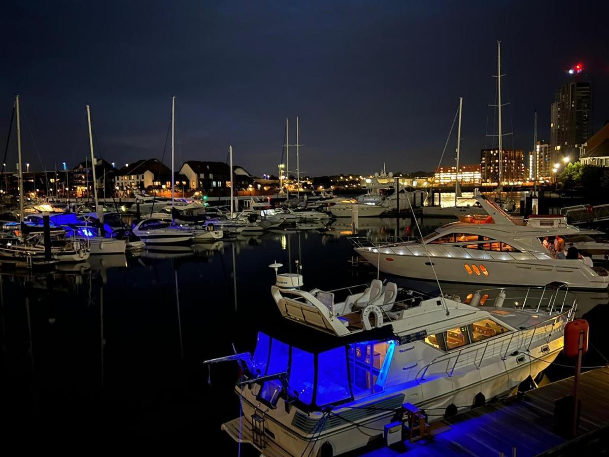 Luxury 40 Foot Yacht On 5 Star Ocean Village Marina Southampton - Minutes Away From City Centre And Cruise Terminals - Free Parking Included Exterior foto