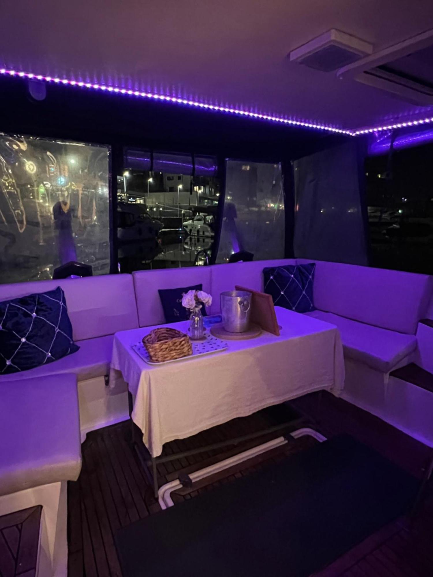 Luxury 40 Foot Yacht On 5 Star Ocean Village Marina Southampton - Minutes Away From City Centre And Cruise Terminals - Free Parking Included Exterior foto