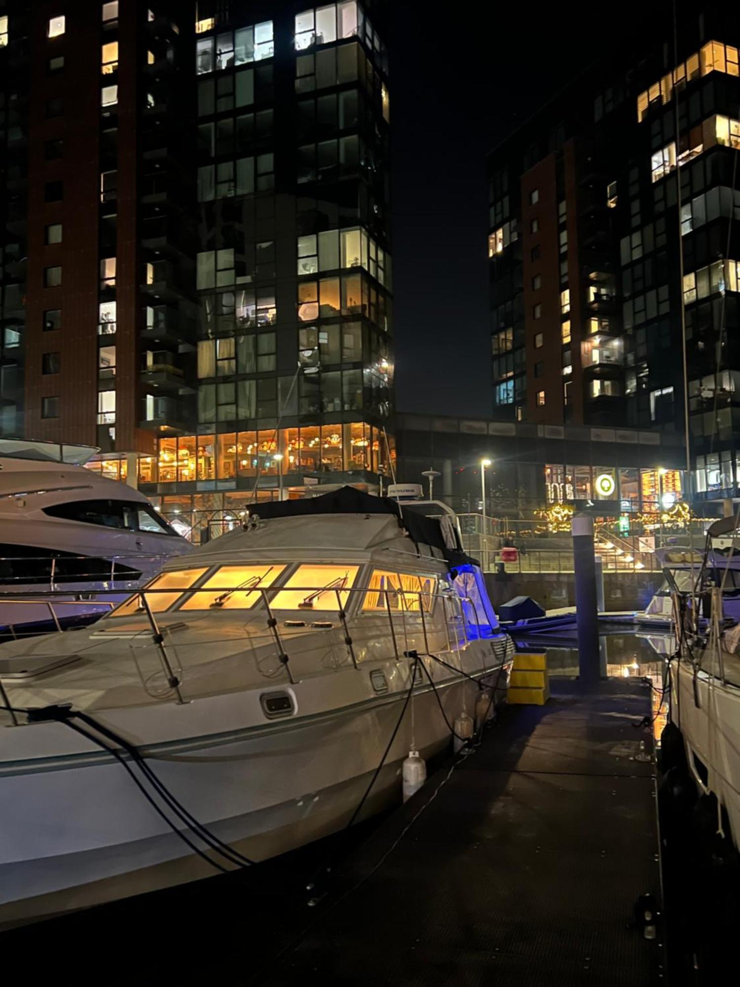 Luxury 40 Foot Yacht On 5 Star Ocean Village Marina Southampton - Minutes Away From City Centre And Cruise Terminals - Free Parking Included Exterior foto