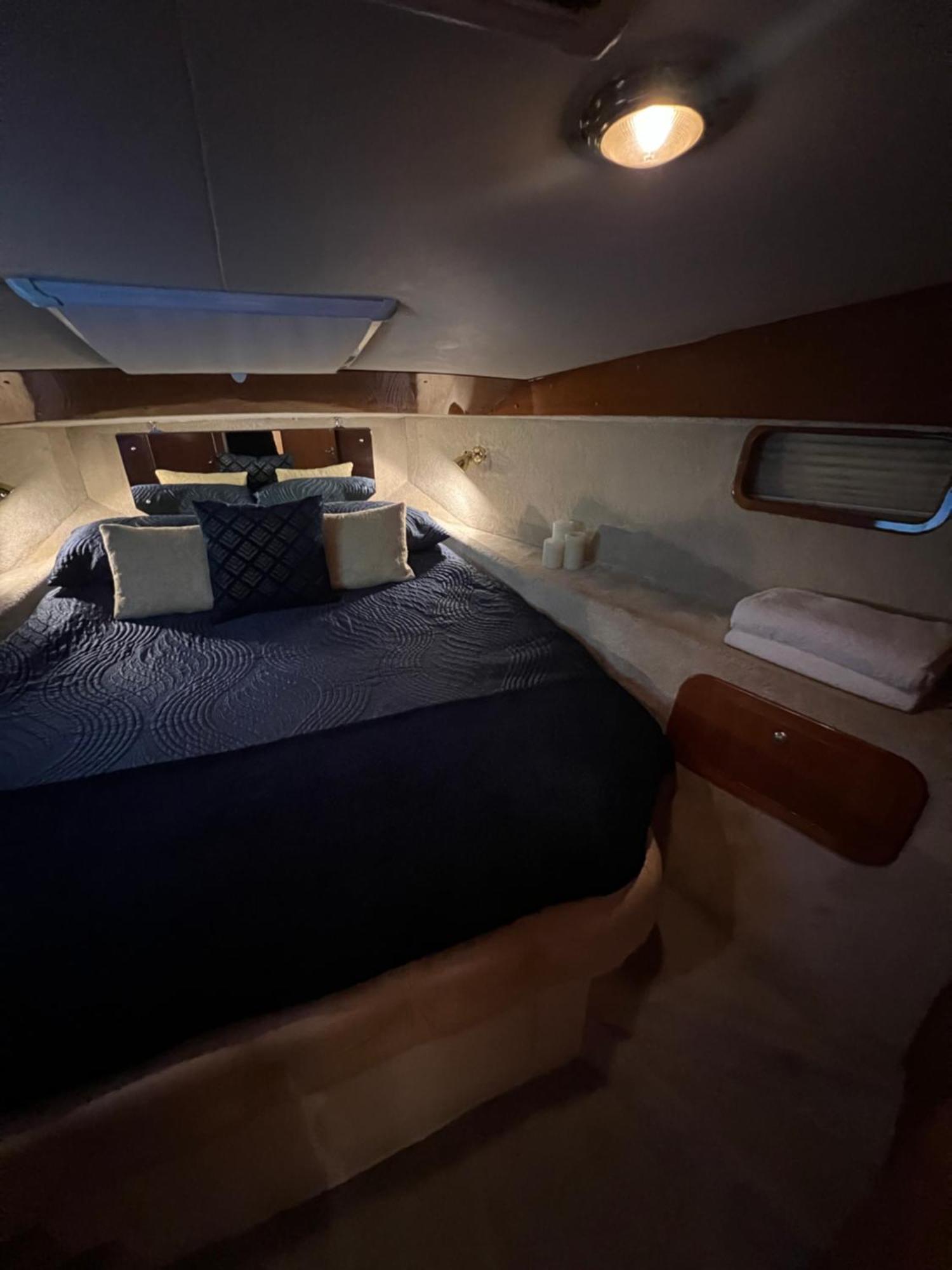 Luxury 40 Foot Yacht On 5 Star Ocean Village Marina Southampton - Minutes Away From City Centre And Cruise Terminals - Free Parking Included Exterior foto