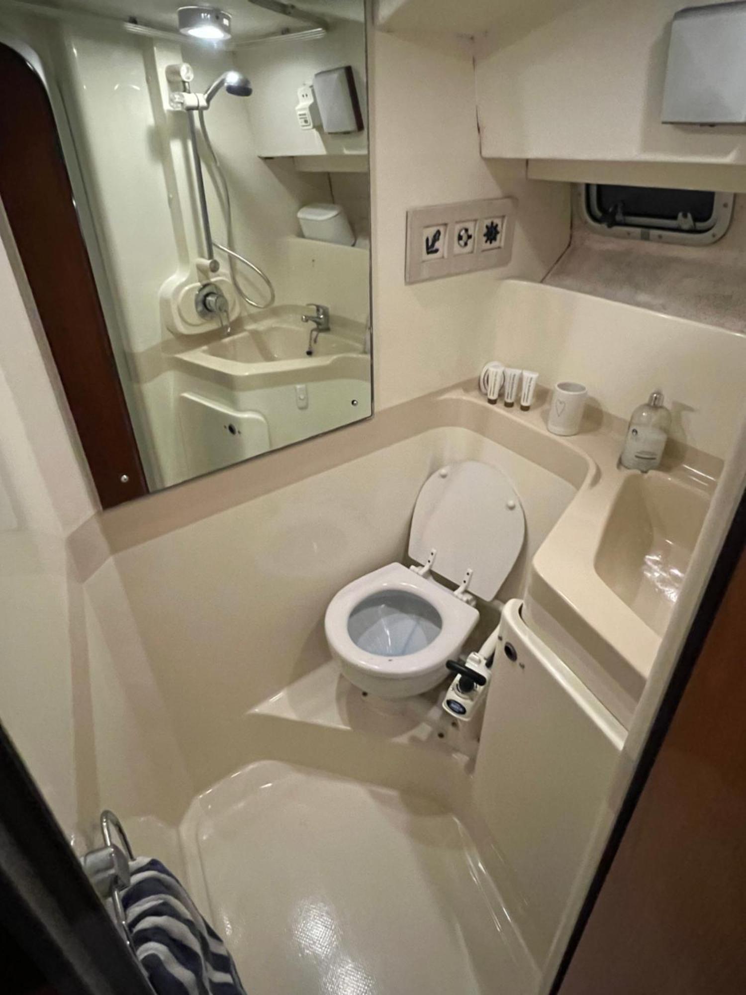 Luxury 40 Foot Yacht On 5 Star Ocean Village Marina Southampton - Minutes Away From City Centre And Cruise Terminals - Free Parking Included Exterior foto