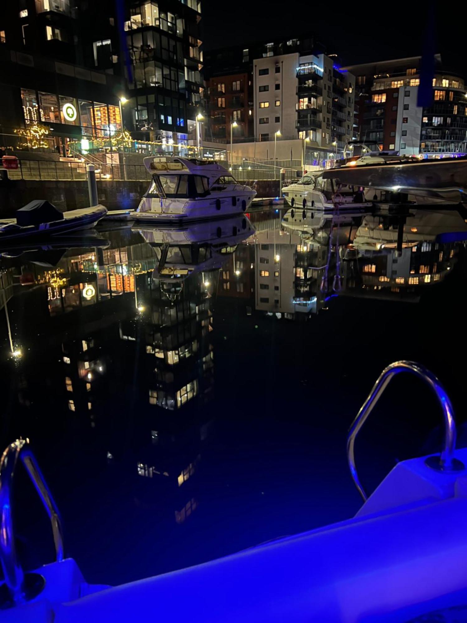 Luxury 40 Foot Yacht On 5 Star Ocean Village Marina Southampton - Minutes Away From City Centre And Cruise Terminals - Free Parking Included Exterior foto