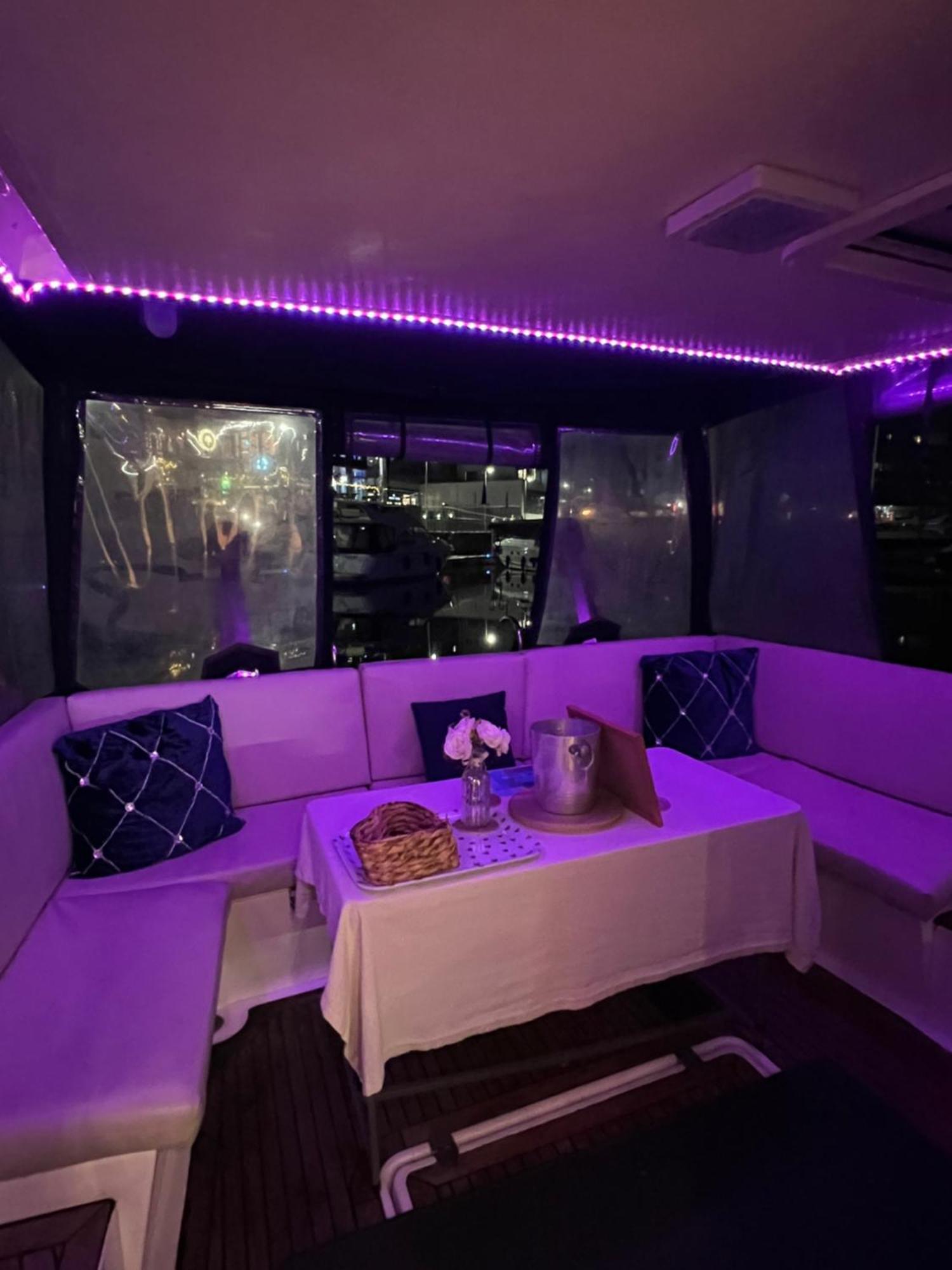 Luxury 40 Foot Yacht On 5 Star Ocean Village Marina Southampton - Minutes Away From City Centre And Cruise Terminals - Free Parking Included Exterior foto