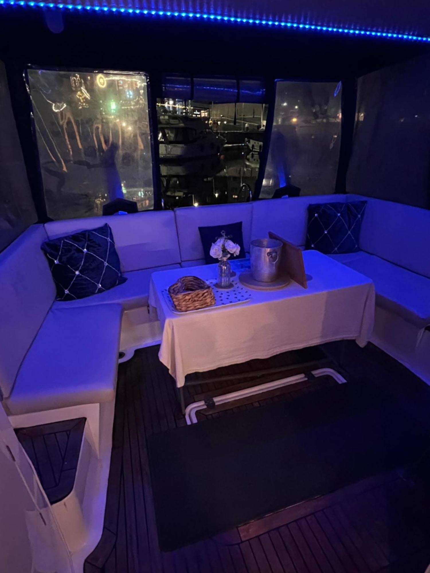 Luxury 40 Foot Yacht On 5 Star Ocean Village Marina Southampton - Minutes Away From City Centre And Cruise Terminals - Free Parking Included Exterior foto